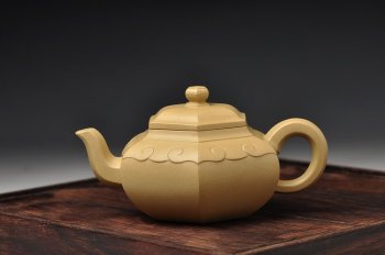 紫砂壶图片：何卫枫最新力作 别具一格 典雅大方 全手六方如意 - 宜兴紫砂壶网