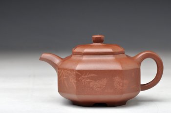 紫砂壶图片：方器经典之作 实力体现 全手八方侧角 国大师李昌鸿装饰 - 宜兴紫砂壶网