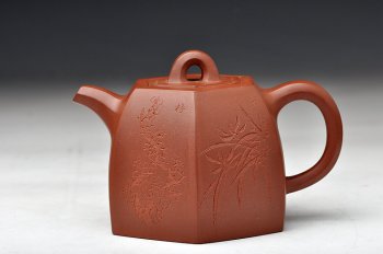 紫砂壶图片：史金妹经典代表作 全手秤砣六方 国大师李昌鸿即兴装饰 - 宜兴紫砂壶网