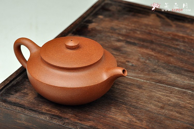 紫砂壶图片：曲峰经典作品 实用精工 降坡泥汉扁 线条流畅 - 宜兴紫砂壶网