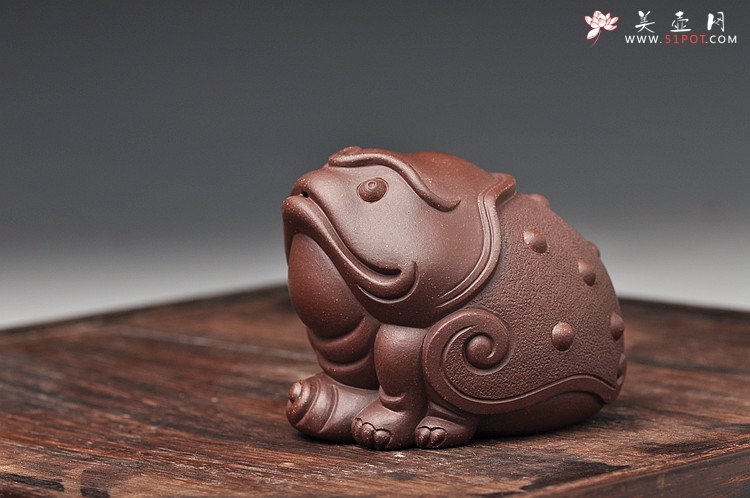 紫砂壶图片：古体蟾蜍踏云 - 宜兴紫砂壶网
