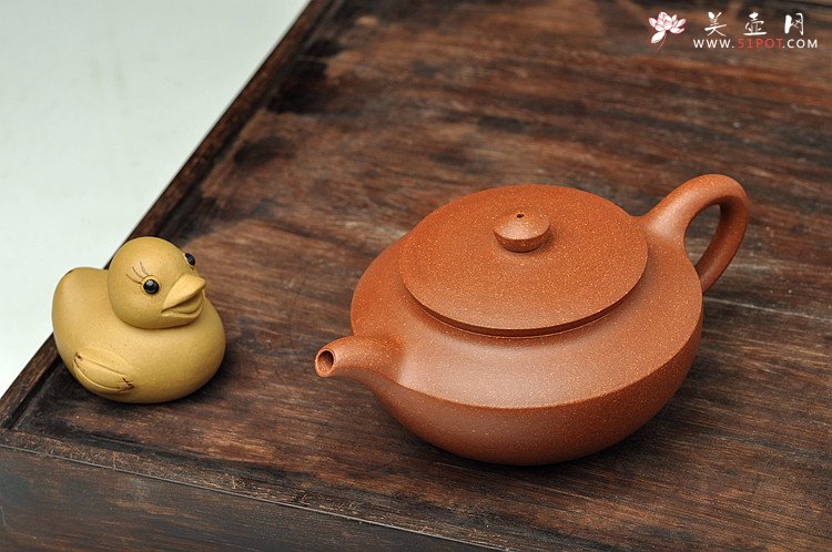 紫砂壶图片：曲峰经典作品 实用精工 降坡泥汉扁 线条流畅 - 宜兴紫砂壶网