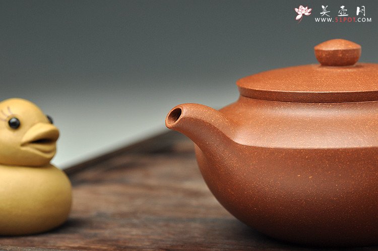 紫砂壶图片：曲峰经典作品 实用精工 降坡泥汉扁 线条流畅 - 宜兴紫砂壶网