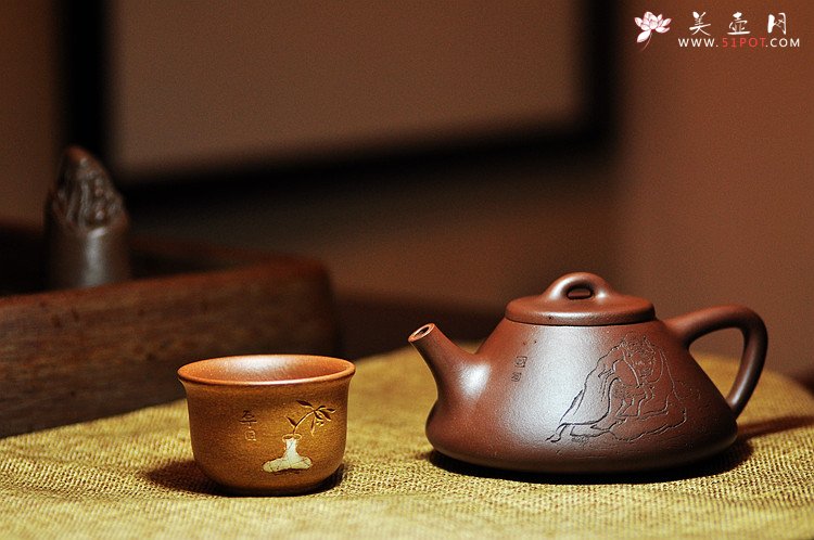 紫砂壶图片：石丁最新作品 清韵杯 装饰古味瓶兰 - 宜兴紫砂壶网