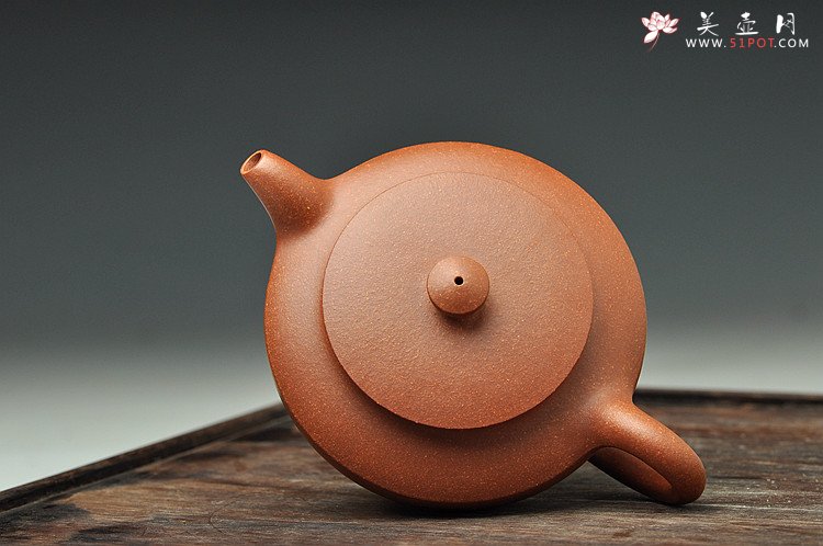 紫砂壶图片：曲峰经典作品 实用精工 降坡泥汉扁 线条流畅 - 宜兴紫砂壶网