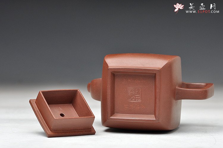 紫砂壶图片：优雅的方器 女中方器好手 全手玉亭四方 国大师李昌鸿装饰 - 宜兴紫砂壶网