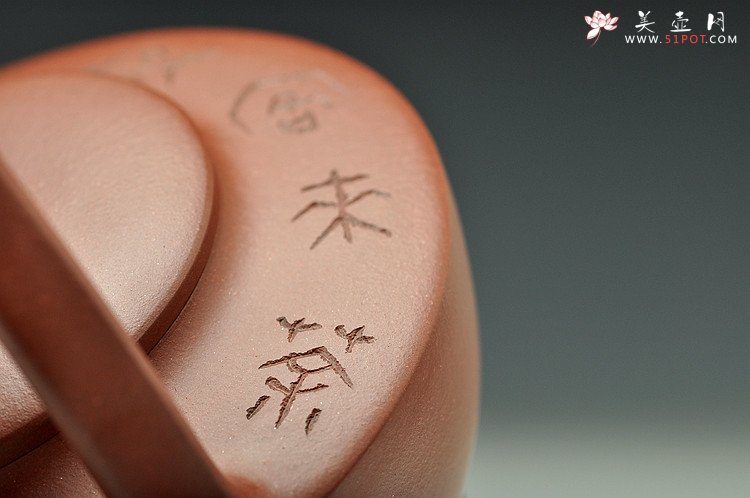 紫砂壶图片：难度极大之全手工望月提梁 中书协刘世涛装饰 收藏佳品 - 宜兴紫砂壶网