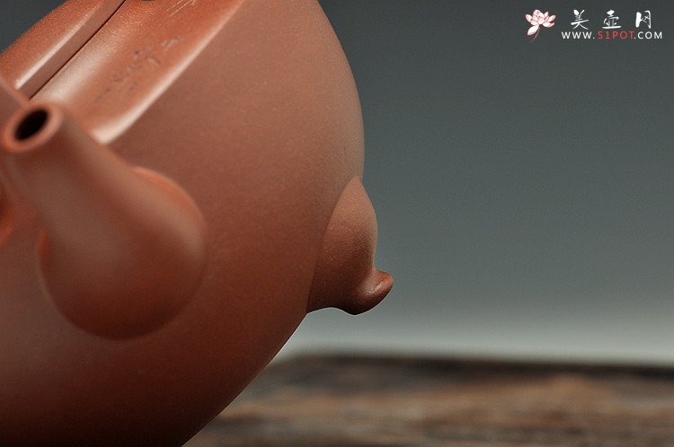 紫砂壶图片：难度极大之全手工望月提梁 中书协刘世涛装饰 收藏佳品 - 宜兴紫砂壶网