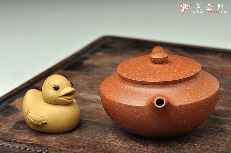 紫砂壶图片：曲峰经典作品 实用精工 降坡泥汉扁 线条流畅 - 宜兴紫砂壶网