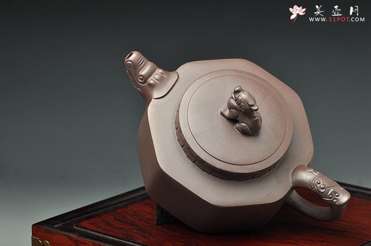 紫砂壶图片：陈进最新力作 大气厚重  全手中华情 送礼精品 - 宜兴紫砂壶网