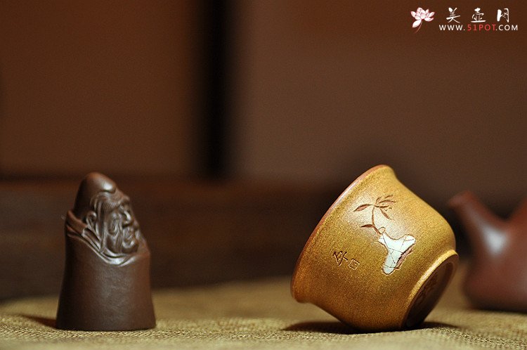 紫砂壶图片：石丁最新作品 清韵杯 装饰古味瓶兰 - 宜兴紫砂壶网