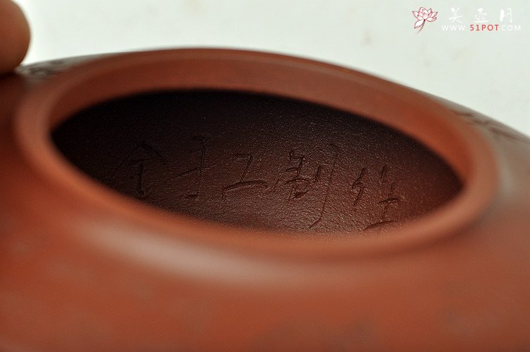 紫砂壶图片：难度极大之全手工望月提梁 中书协刘世涛装饰 收藏佳品 - 宜兴紫砂壶网