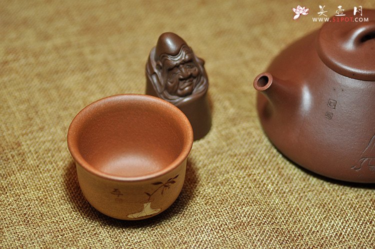 紫砂壶图片：石丁最新作品 清韵杯 装饰古味瓶兰 - 宜兴紫砂壶网