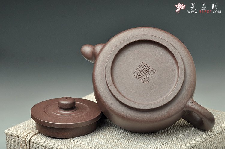 紫砂壶图片：端庄沉稳 内敛 陈进力作 精工紫茄泥   全手德韵 - 宜兴紫砂壶网