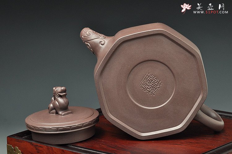 紫砂壶图片：陈进最新力作 大气厚重  全手中华情 送礼精品 - 宜兴紫砂壶网