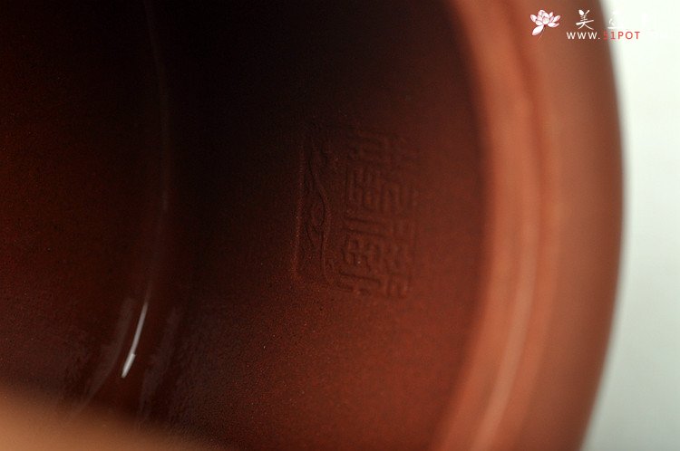 紫砂壶图片：顶级老料 挺拔俊秀 全手曼生提梁 仅此一件不接受定做 - 宜兴紫砂壶网