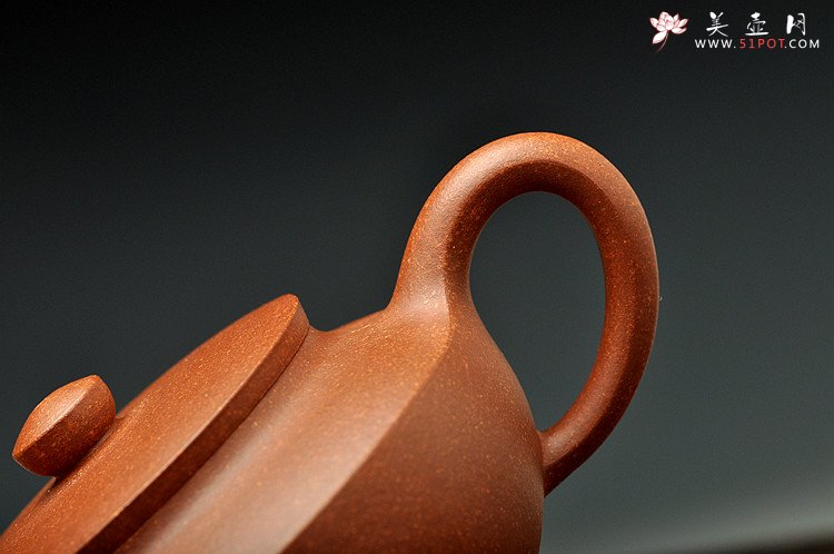 紫砂壶图片：曲峰经典作品 实用精工 降坡泥汉扁 线条流畅 - 宜兴紫砂壶网