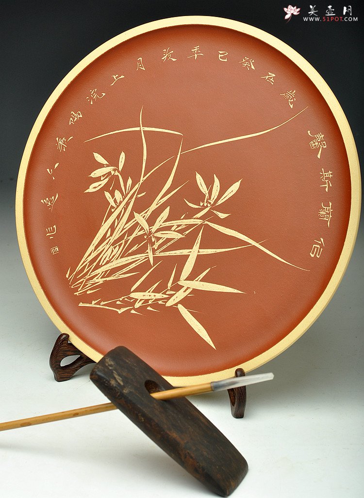 紫砂壶图片：似兰斯馨 文房挂盘 刻绘清新 - 宜兴紫砂壶网