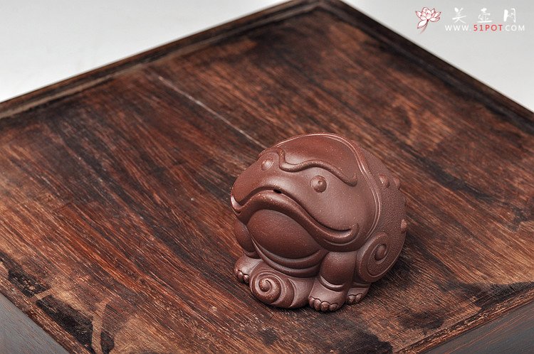 紫砂壶图片：古体蟾蜍踏云 - 宜兴紫砂壶网