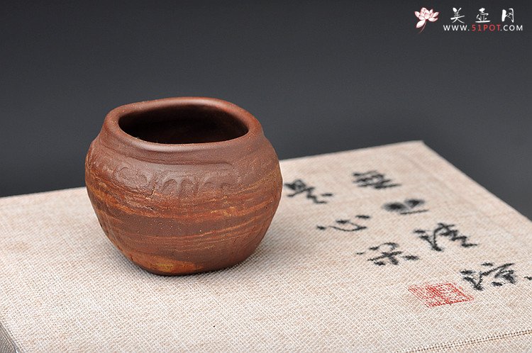 紫砂壶图片：美壶网专属定做 一家亲 古朴汉韵杯 全手工紫砂魅力 - 宜兴紫砂壶网