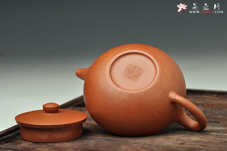 紫砂壶图片：曲峰经典作品 实用精工 降坡泥汉扁 线条流畅 - 宜兴紫砂壶网