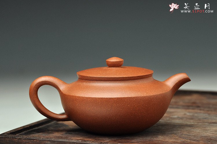 紫砂壶图片：曲峰经典作品 实用精工 降坡泥汉扁 线条流畅 - 宜兴紫砂壶网