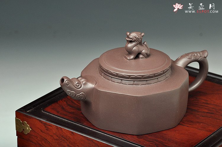 紫砂壶图片：陈进最新力作 大气厚重  全手中华情 送礼精品 - 宜兴紫砂壶网