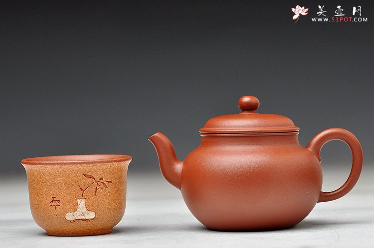 紫砂壶图片：石丁最新作品 清韵杯 装饰古味瓶兰 - 宜兴紫砂壶网