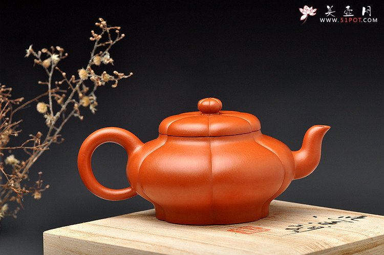 紫砂壶图片：酒虎最新作品 六瓣梅 黄金朱泥 精妙如花 - 宜兴紫砂壶网