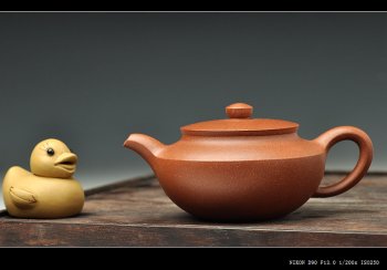 紫砂壶图片：曲峰经典作品 实用精工 降坡泥汉扁 线条流畅 - 宜兴紫砂壶网