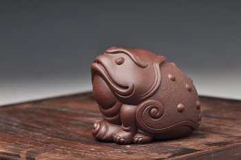 紫砂壶图片：古体蟾蜍踏云 - 宜兴紫砂壶网