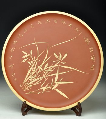 紫砂壶图片：似兰斯馨 文房挂盘 刻绘清新 - 宜兴紫砂壶网