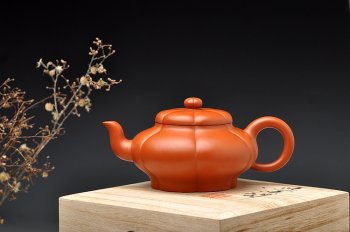 紫砂壶图片：酒虎最新作品 六瓣梅 黄金朱泥 精妙如花 - 宜兴紫砂壶网