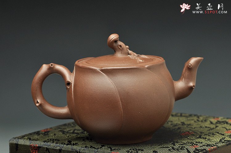 紫砂壶图片：嵌盖 梅枝疏朗得趣 含苞待放 - 宜兴紫砂壶网
