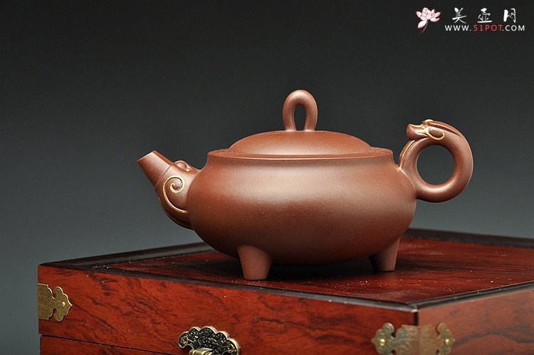 紫砂壶图片：曲峰获奖作品 环龙三脚 精工之作 气韵十足 真金装饰 送礼佳品 - 宜兴紫砂壶网