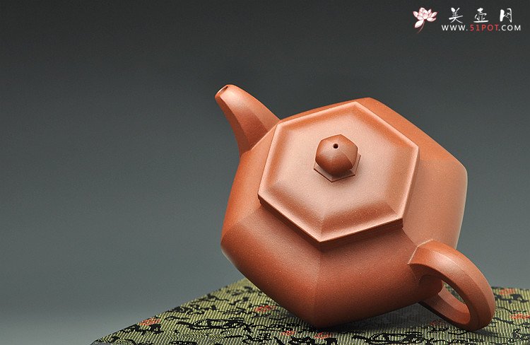 紫砂壶图片：景舟款藏六方 何卫枫全手新作 端庄周正 做工精致 - 宜兴紫砂壶网