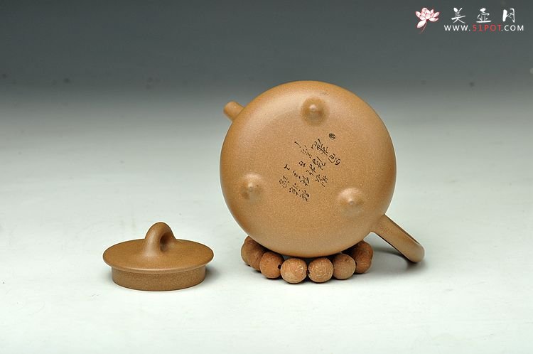 紫砂壶图片：高挑有力 敦厚生韵 与刻绘相得益彰  全手高石瓢 - 宜兴紫砂壶网