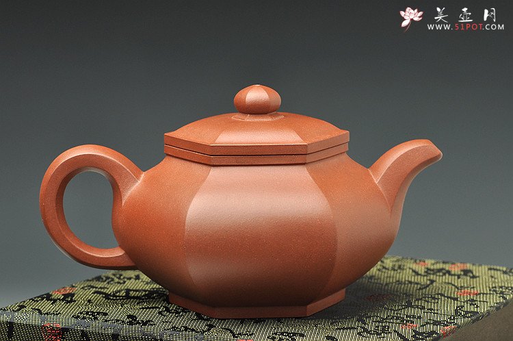 紫砂壶图片：景舟款藏六方 何卫枫全手新作 端庄周正 做工精致 - 宜兴紫砂壶网