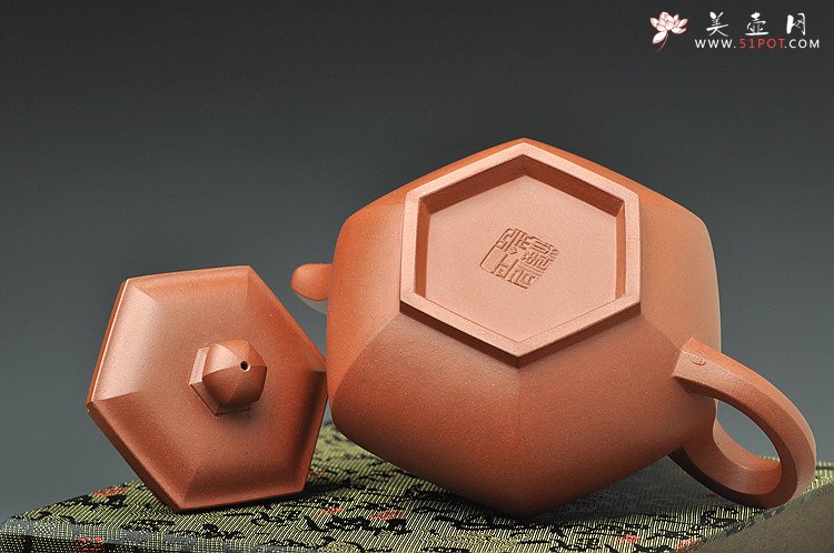 紫砂壶图片：景舟款藏六方 何卫枫全手新作 端庄周正 做工精致 - 宜兴紫砂壶网