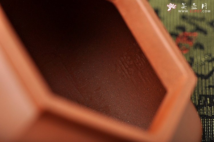 紫砂壶图片：景舟款藏六方 何卫枫全手新作 端庄周正 做工精致 - 宜兴紫砂壶网