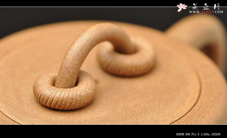 紫砂壶图片：潘小东全手新作 油润老段泥之双圈 敦厚老味足 - 宜兴紫砂壶网