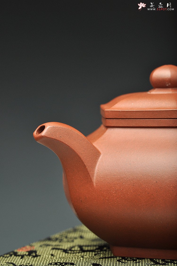 紫砂壶图片：景舟款藏六方 何卫枫全手新作 端庄周正 做工精致 - 宜兴紫砂壶网