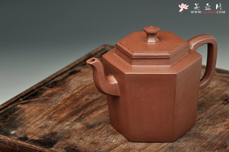 紫砂壶图片：全手新作 精工大气 挺拔清秀 六方吉壶 - 宜兴紫砂壶网