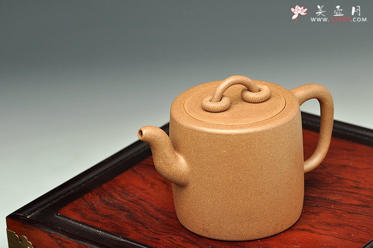 紫砂壶图片：潘小东全手新作 油润老段泥之双圈 敦厚老味足 - 宜兴紫砂壶网