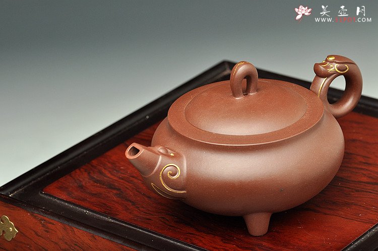 紫砂壶图片：曲峰获奖作品 环龙三脚 精工之作 气韵十足 真金装饰 送礼佳品 - 宜兴紫砂壶网