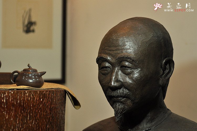 紫砂壶图片：陈建平、王健鼎立指点 陆华制作 陈曼生造像 经典之作 - 宜兴紫砂壶网