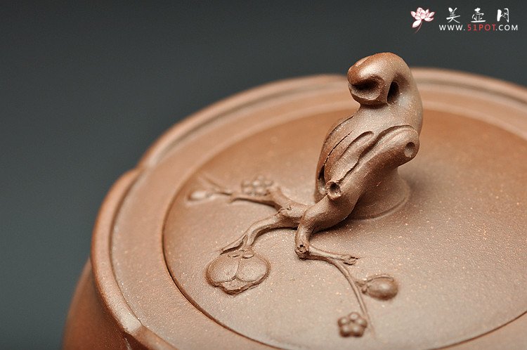 紫砂壶图片：嵌盖 梅枝疏朗得趣 含苞待放 - 宜兴紫砂壶网