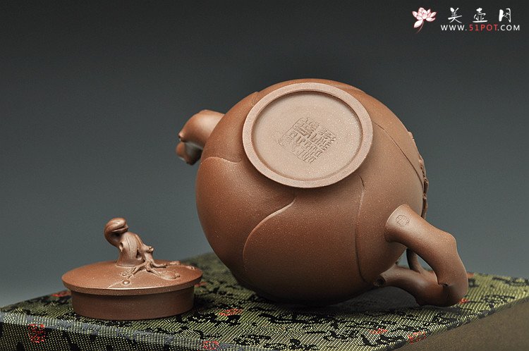 紫砂壶图片：嵌盖 梅枝疏朗得趣 含苞待放 - 宜兴紫砂壶网