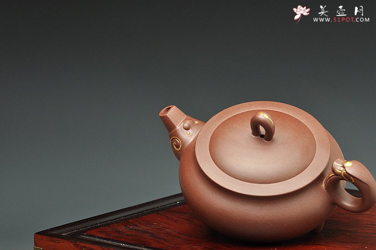 紫砂壶图片：曲峰获奖作品 环龙三脚 精工之作 气韵十足 真金装饰 送礼佳品 - 宜兴紫砂壶网