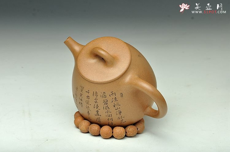 紫砂壶图片：高挑有力 敦厚生韵 与刻绘相得益彰  全手高石瓢 - 宜兴紫砂壶网